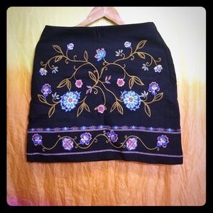 Black mini skirt embroidered
